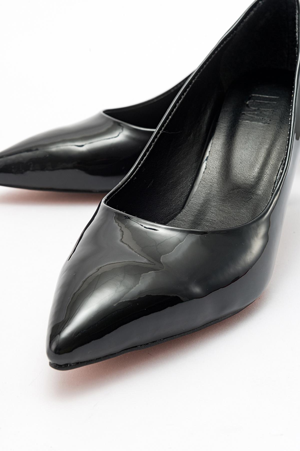 Pedra - Zapatilla de tacón de aguja de charol negro (Mujer)