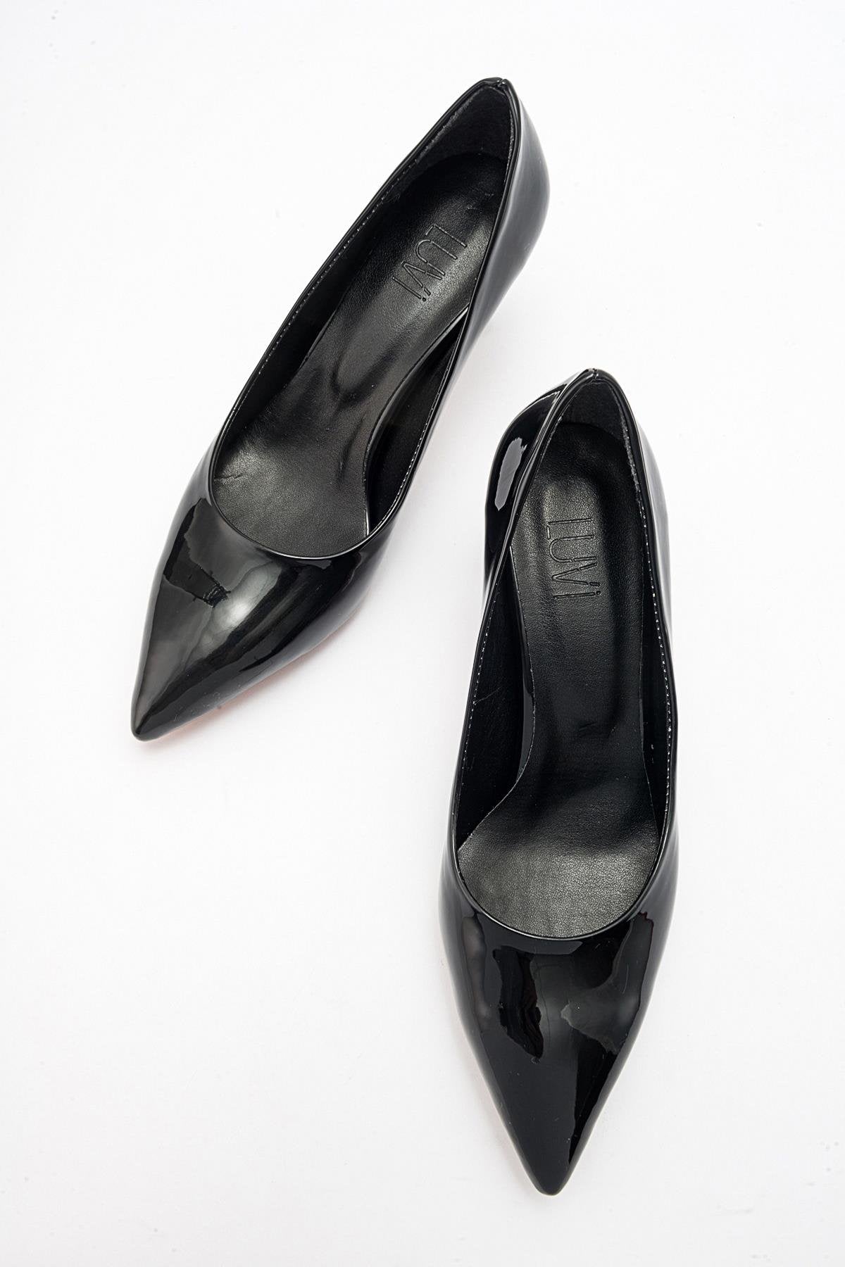 Pedra - Zapatilla de tacón de aguja de charol negro (Mujer)