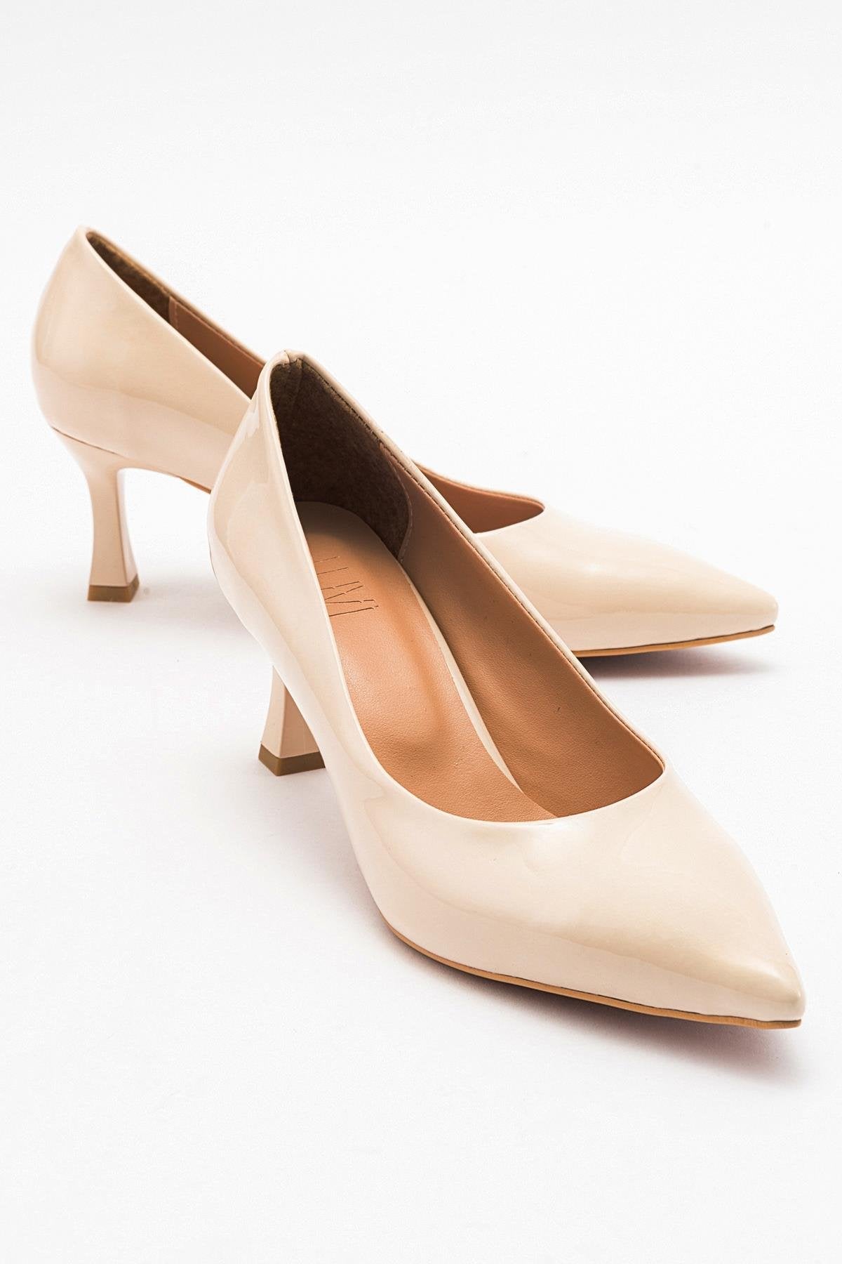 Pedra - Zapatos de tacón en punta de charol beige (Mujer)