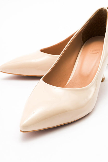 Pedra - Zapatos de tacón en punta de charol beige (Mujer)