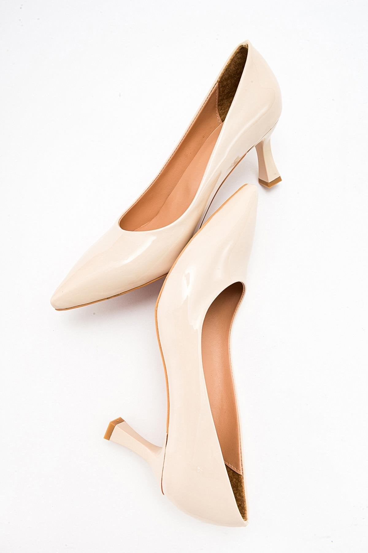 Pedra - Zapatos de tacón en punta de charol beige (Mujer)