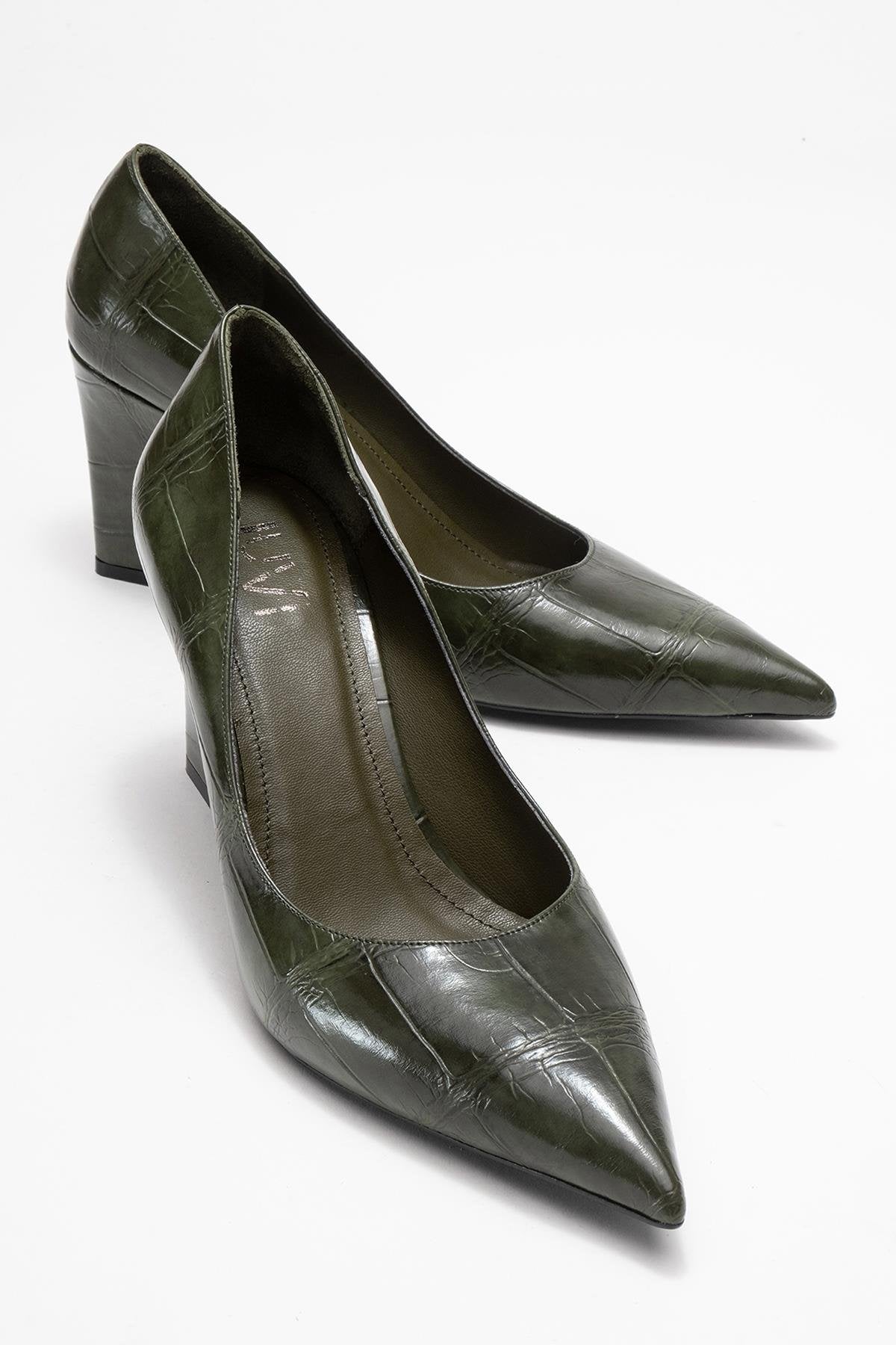Puera - Zapatos de tacón de cuña estampados verdes con punta (Mujer)