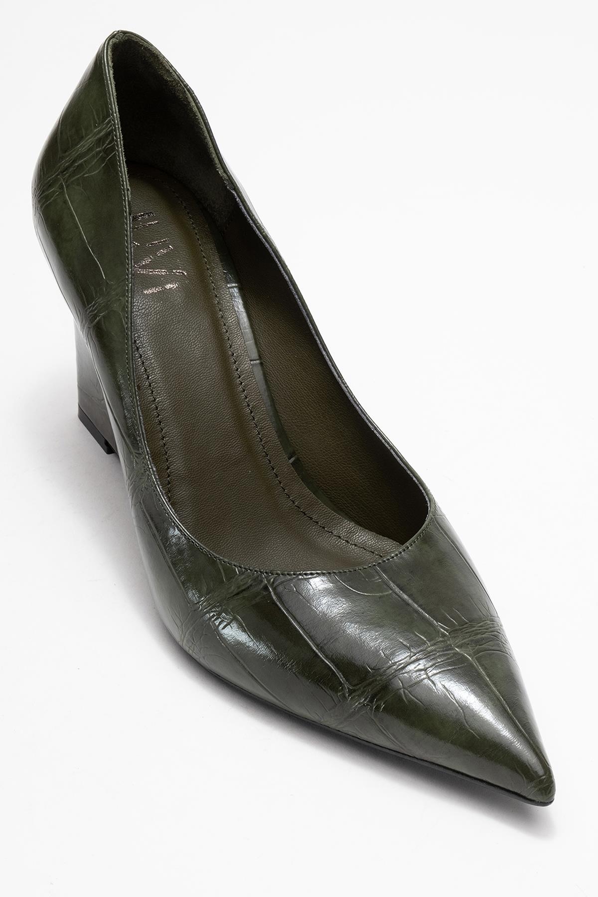 Puera - Zapatos de tacón de cuña estampados verdes con punta (Mujer)