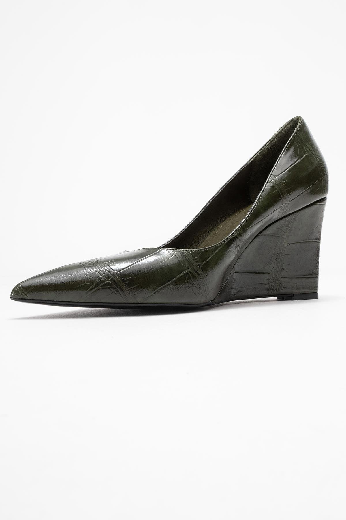 Puera - Zapatos de tacón de cuña estampados verdes con punta (Mujer)