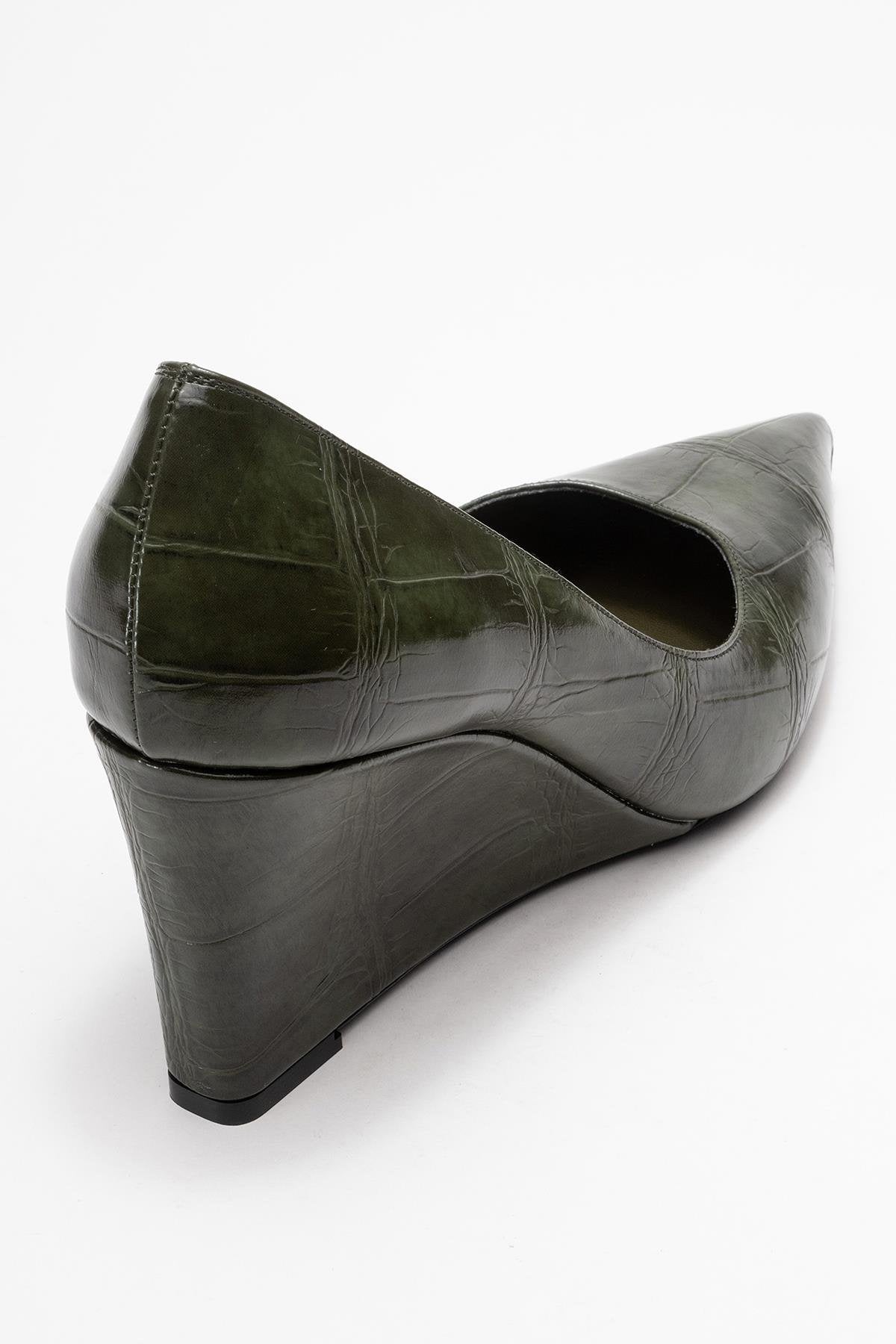 Puera - Zapatos de tacón de cuña estampados verdes con punta (Mujer)