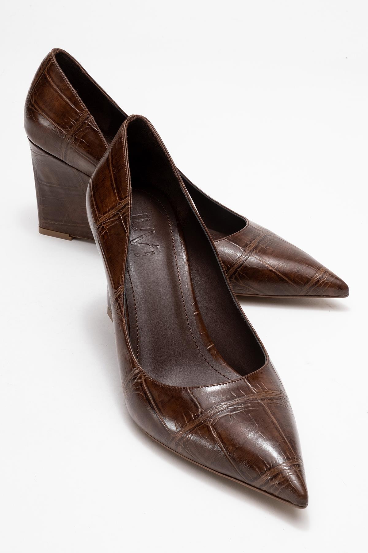 Puera - Zapatos de tacón de cuña con punta en punta y estampado marrón (mujer)