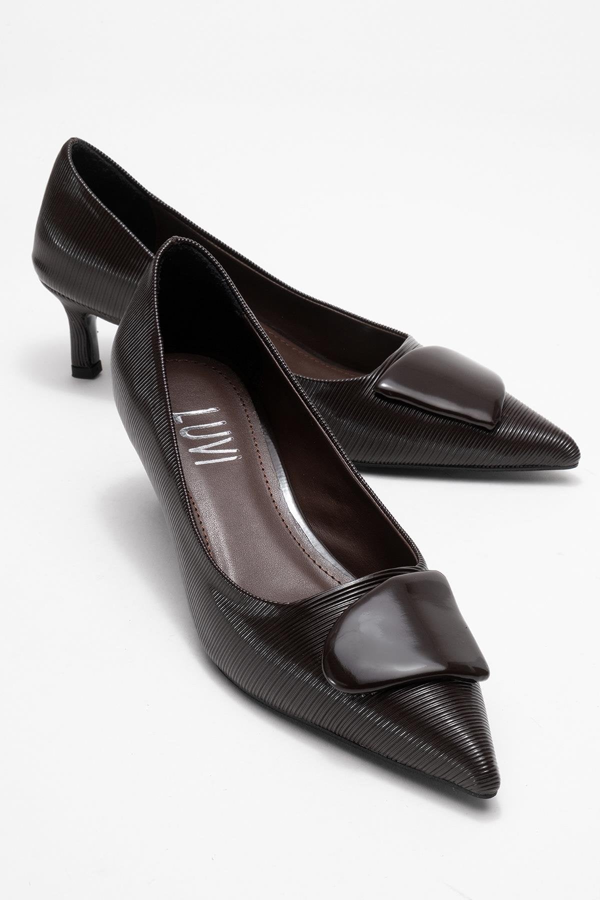 Briana - Zapatilla de tacón con punta y hebilla marrón (mujer)