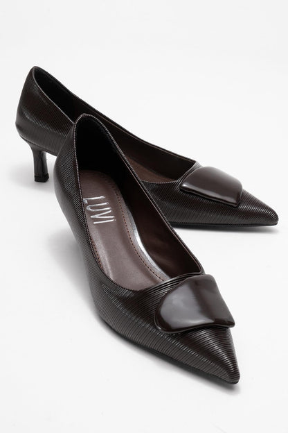 Briana - Zapatilla de tacón con punta y hebilla marrón (mujer)