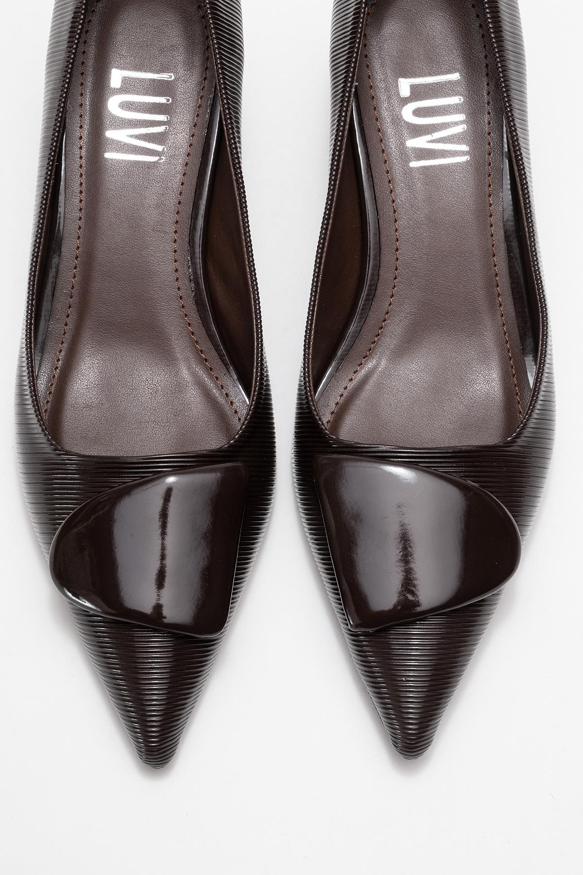 Briana - Zapatilla de tacón con punta y hebilla marrón (mujer)