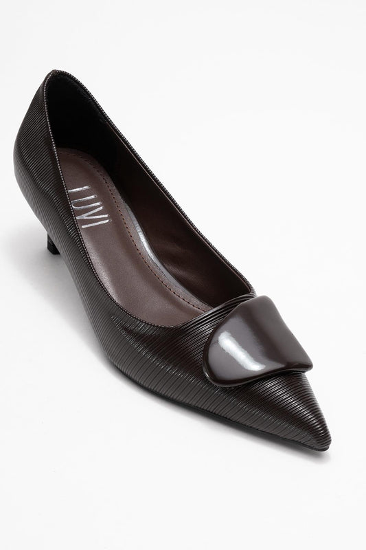 Briana - Zapatilla de tacón con punta y hebilla marrón (mujer)