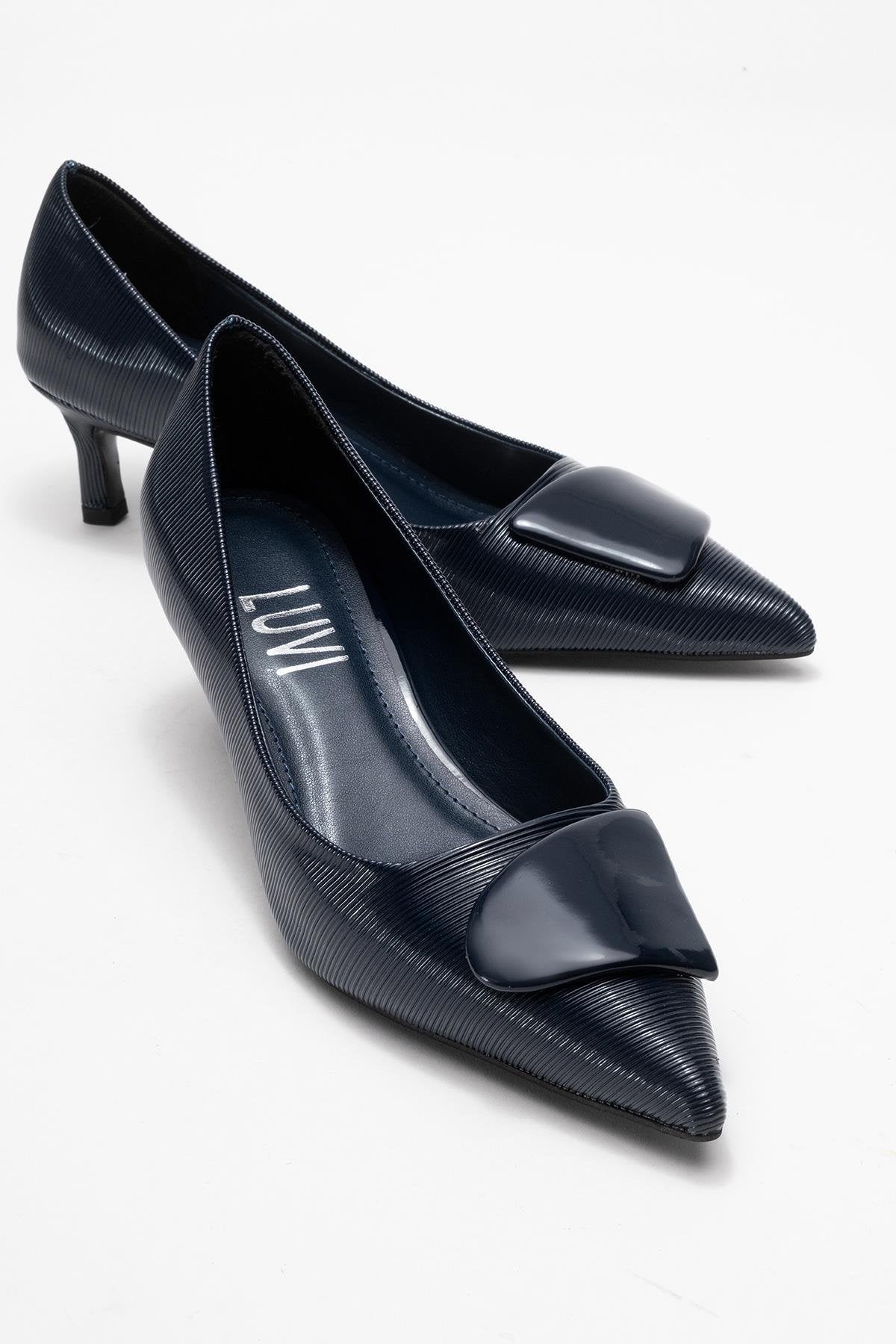Briana - Zapatos de tacón con hebilla y punta en punta de color azul marino (mujer)