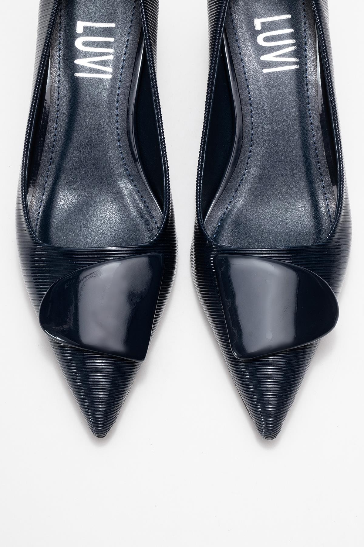 Briana - Zapatos de tacón con hebilla y punta en punta de color azul marino (mujer)