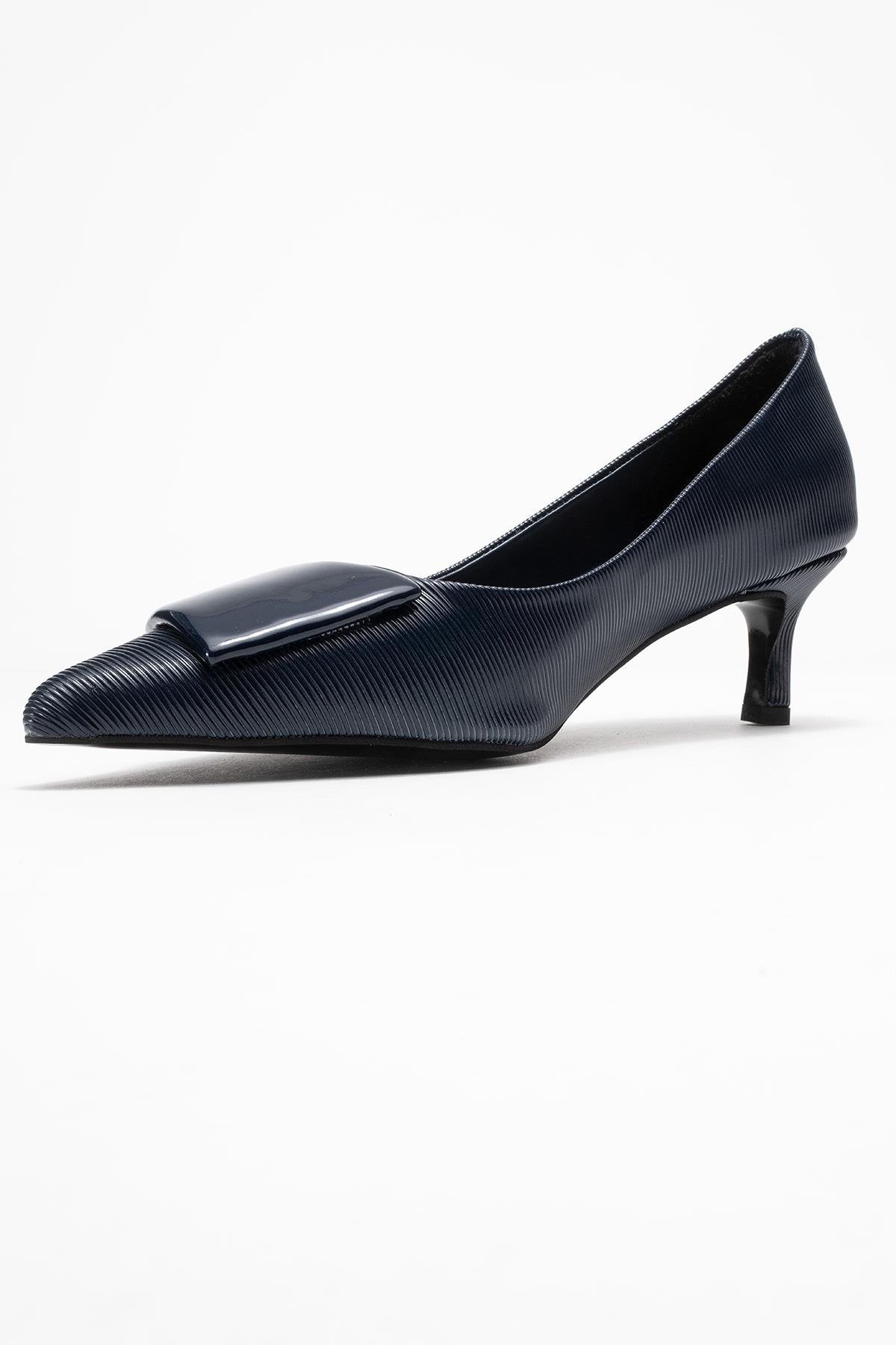 Briana - Zapatos de tacón con hebilla y punta en punta de color azul marino (mujer)