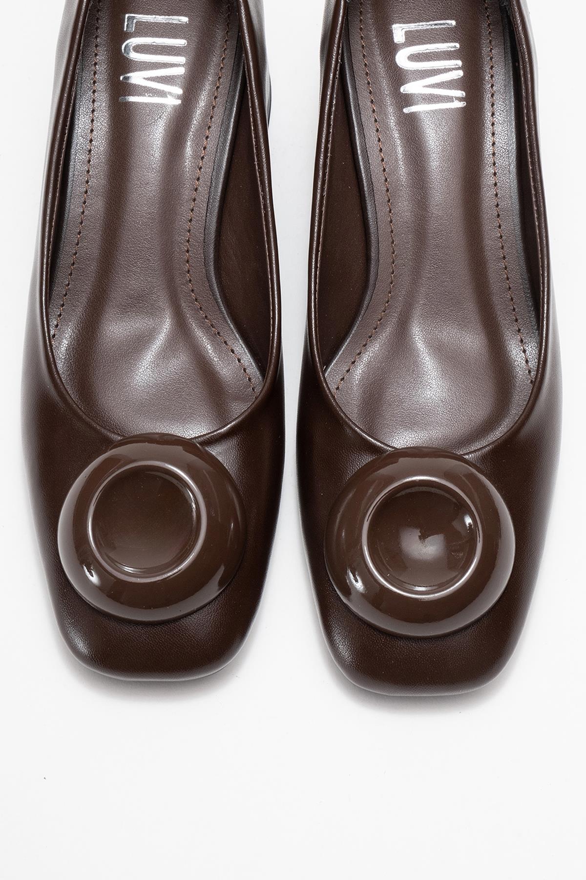 Mila - Zapatos de tacón de bloque con punta cuadrada y hebilla marrón (mujer)