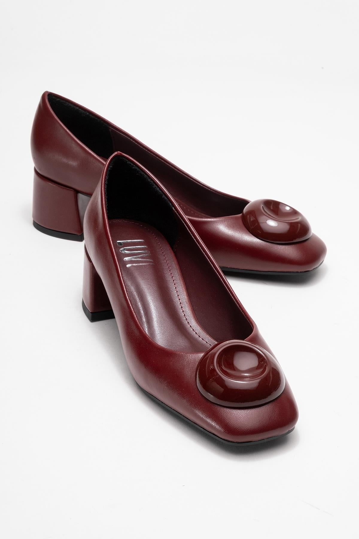 Mila - Zapatos de tacón grueso con hebilla y punta cuadrada en color burdeos (Mujer)