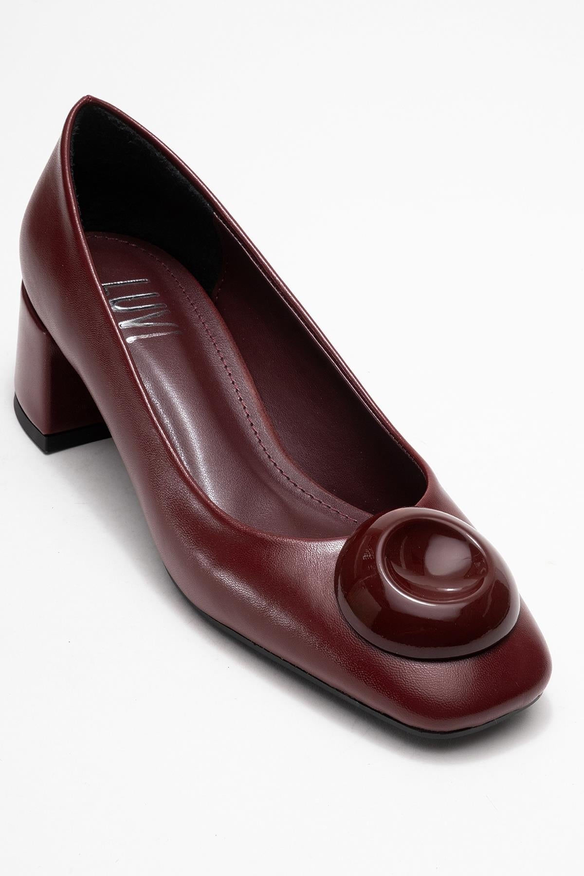 Mila - Zapatos de tacón grueso con hebilla y punta cuadrada en color burdeos (Mujer)