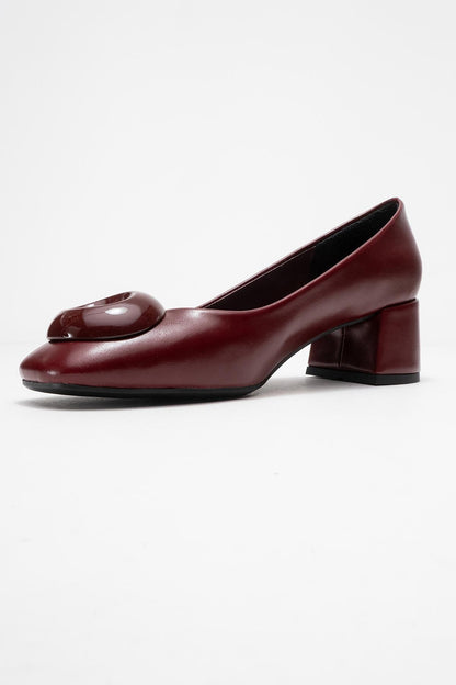 Mila - Zapatos de tacón grueso con hebilla y punta cuadrada en color burdeos (Mujer)