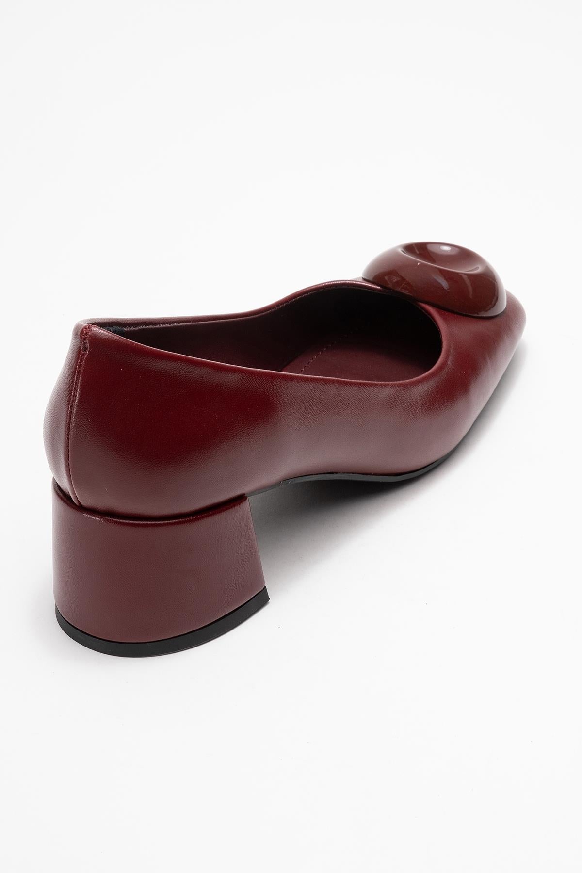 Mila - Zapatos de tacón grueso con hebilla y punta cuadrada en color burdeos (Mujer)