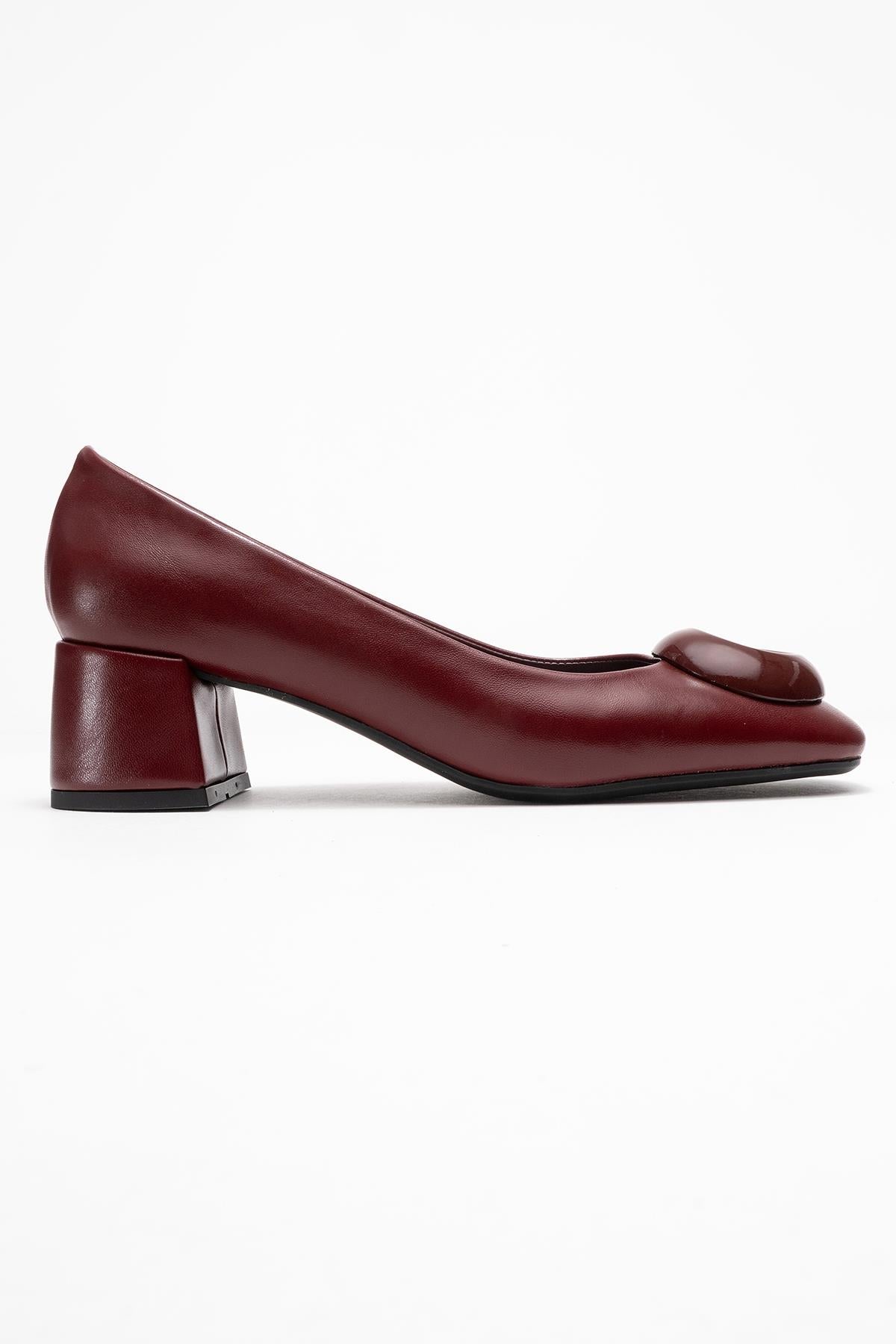 Mila - Zapatos de tacón grueso con hebilla y punta cuadrada en color burdeos (Mujer)
