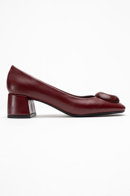 Mila - Zapatos de tacón grueso con hebilla y punta cuadrada en color burdeos (Mujer)