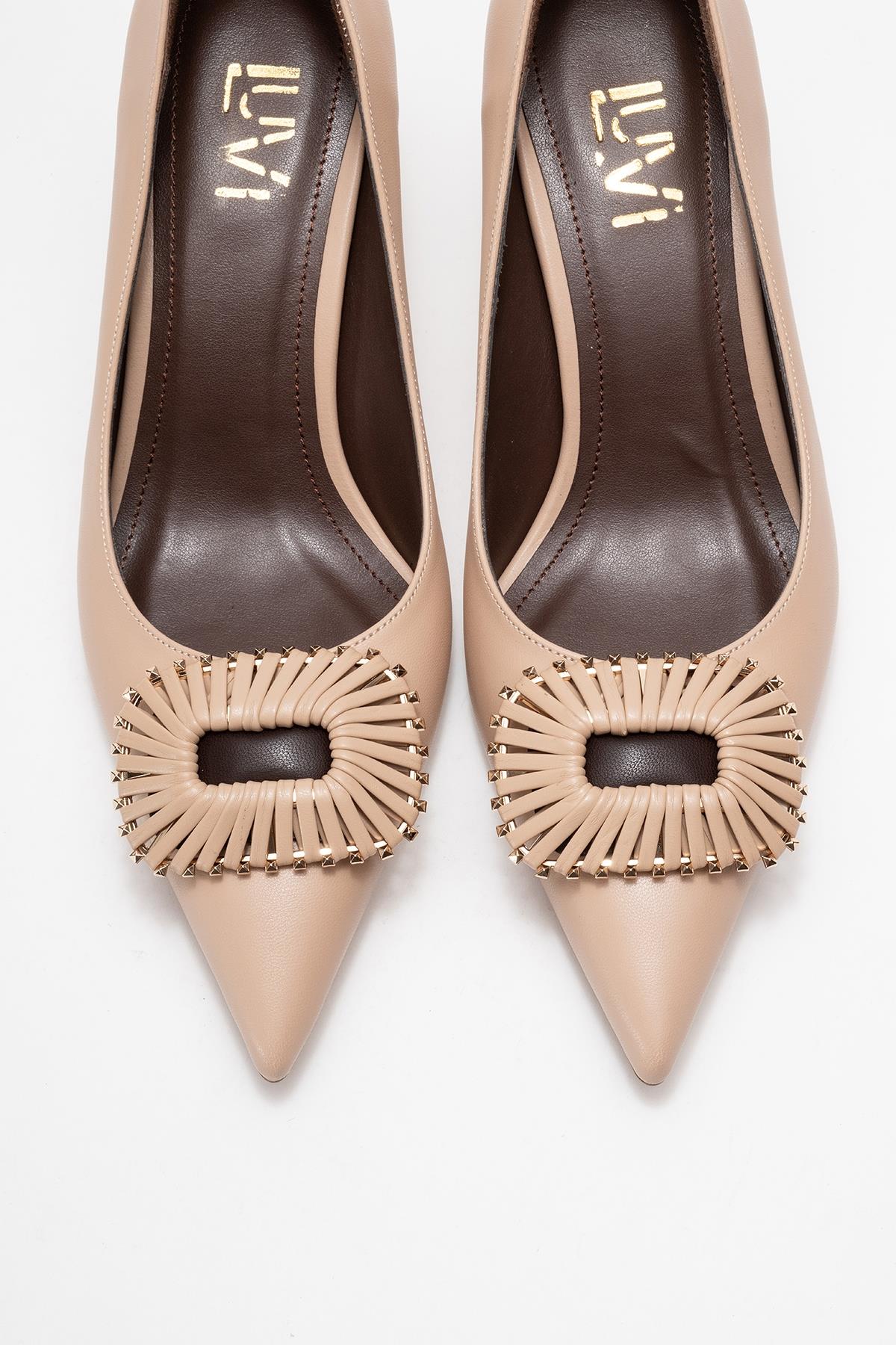 Excelente: Tacones en punta con hebilla beige (Mujer)