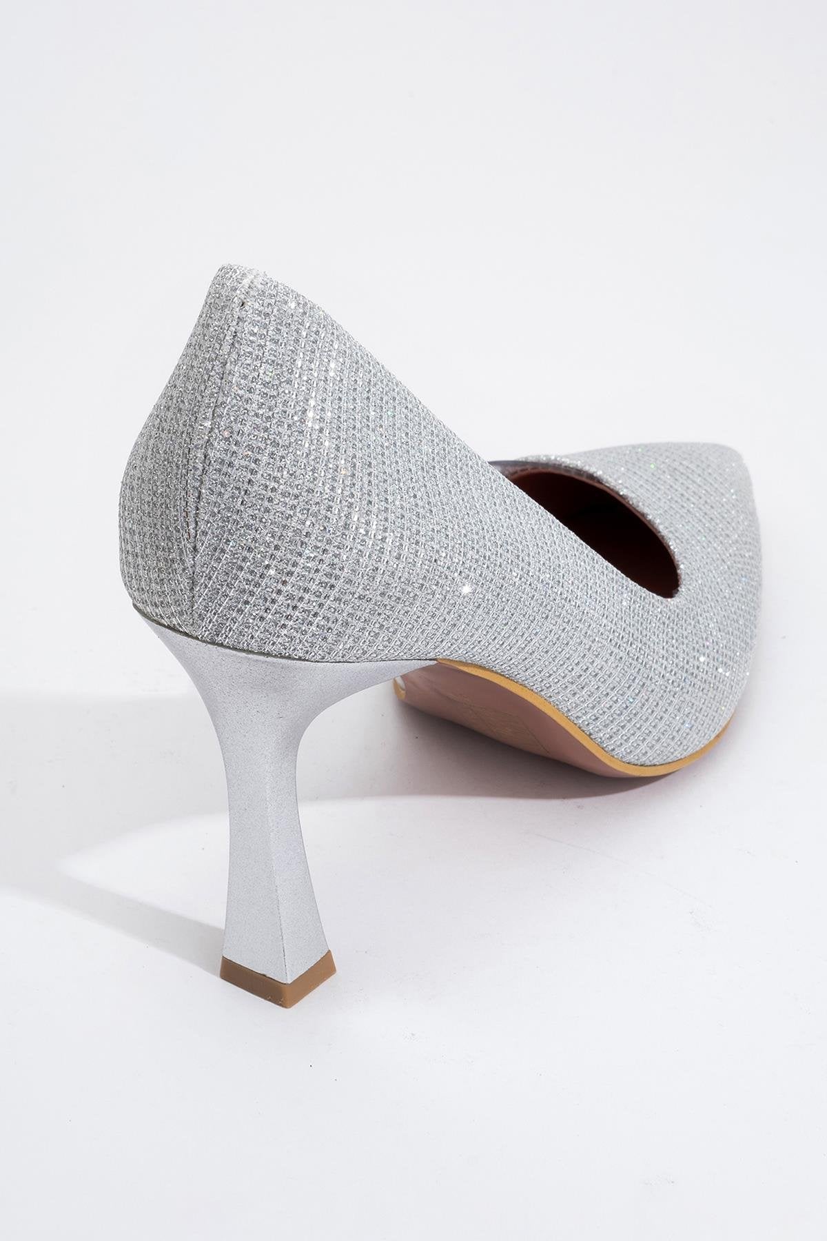 Ursula - Zapatilla de Tacón con Brillo Plateado y Punta Fina (Mujer)