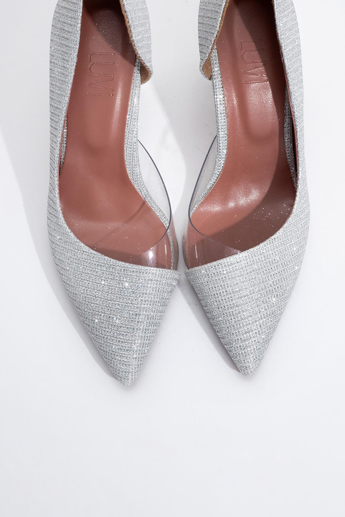 Ursula - Zapatilla de Tacón con Brillo Plateado y Punta Fina (Mujer)