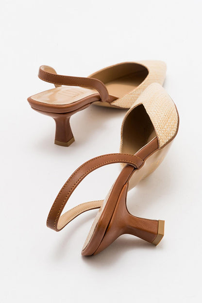 Zapato de salón con punta fina color beige oscuro (mujer)