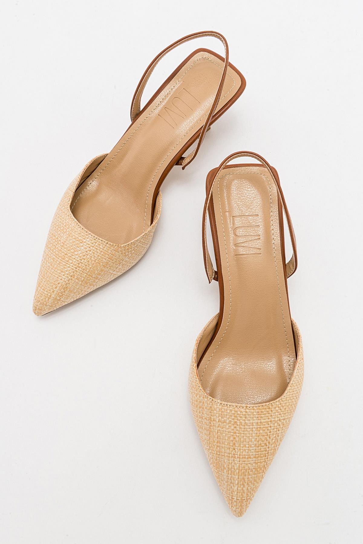 Zapato de salón con punta fina color beige oscuro (mujer)