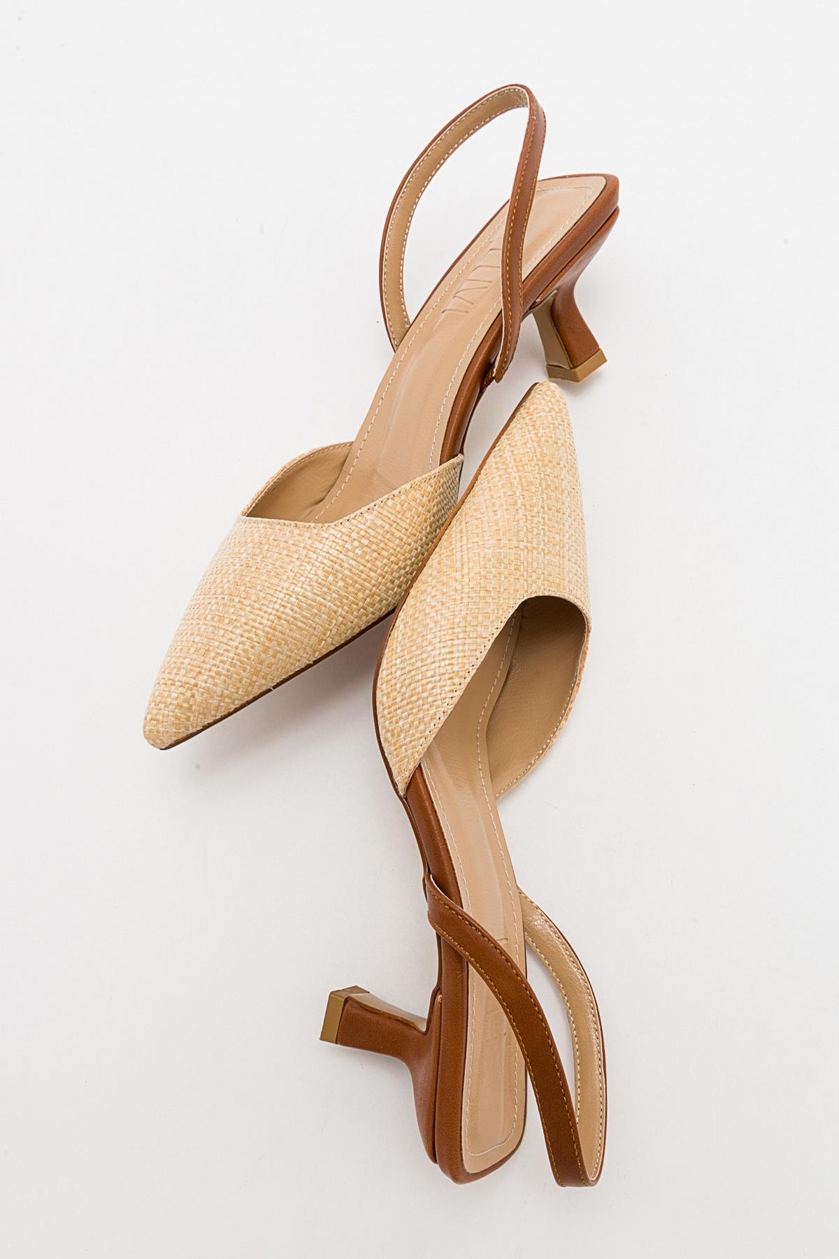 Zapato de salón con punta fina color beige oscuro (mujer)