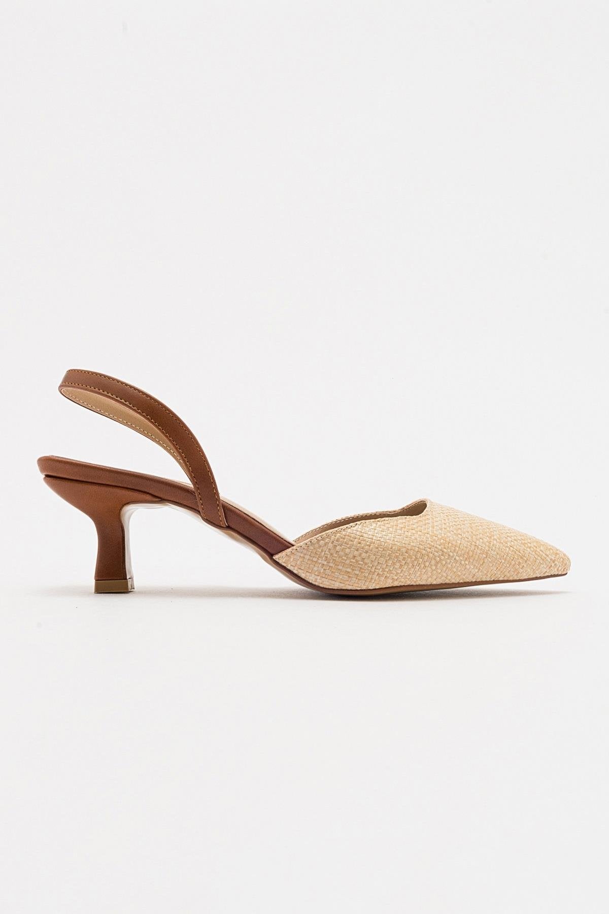 Zapato de salón con punta fina color beige oscuro (mujer)