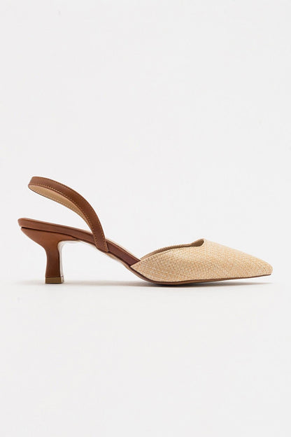 Zapato de salón con punta fina color beige oscuro (mujer)