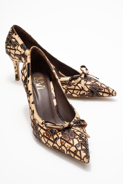 Camden - Zapato de salón con lazo y puntera abierta con estampado beige (Mujer)