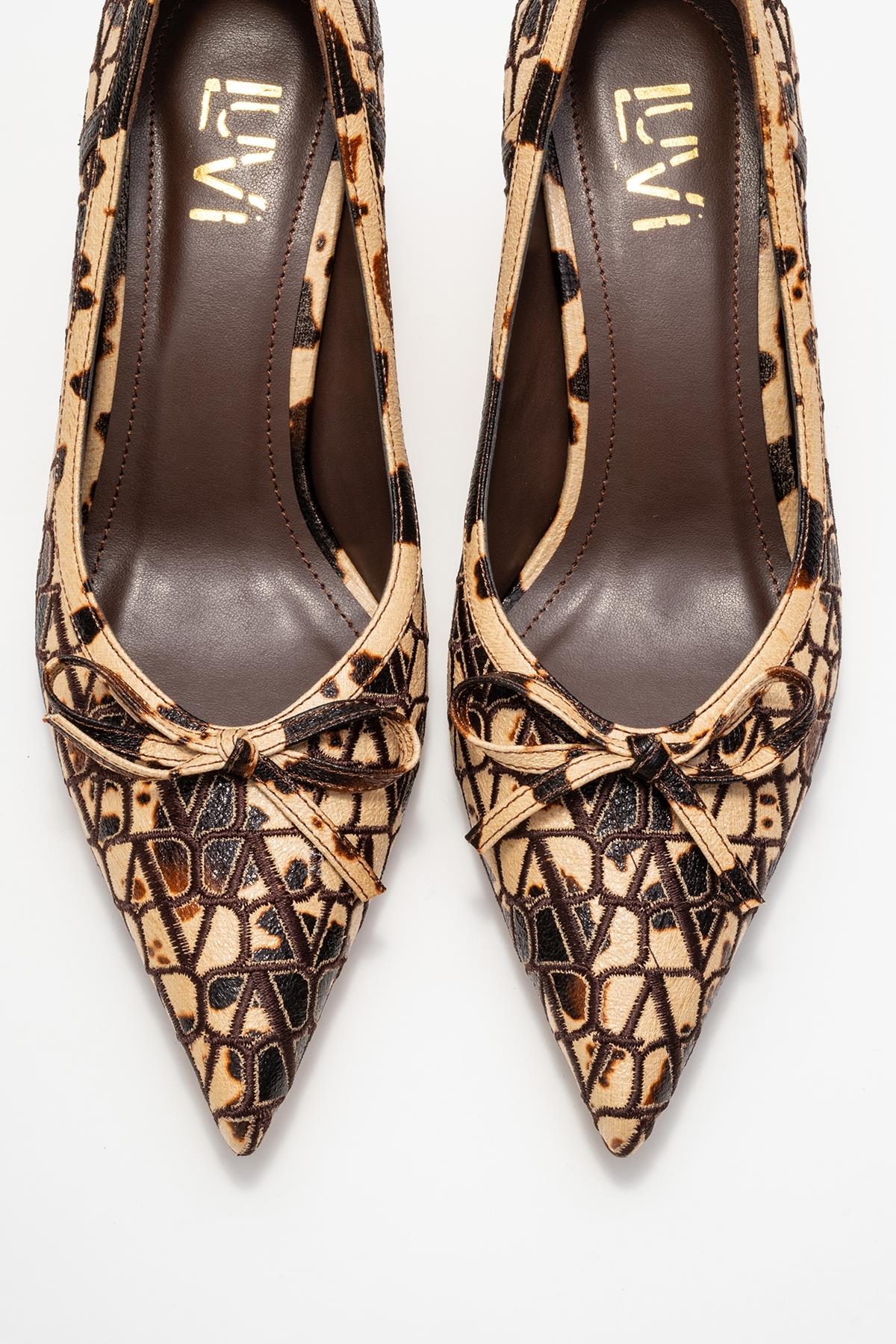 Camden - Zapato de salón con lazo y puntera abierta con estampado beige (Mujer)