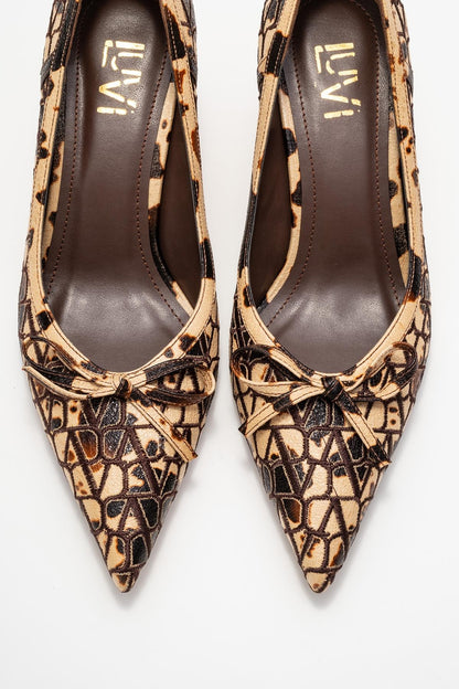Camden - Zapato de salón con lazo y puntera abierta con estampado beige (Mujer)
