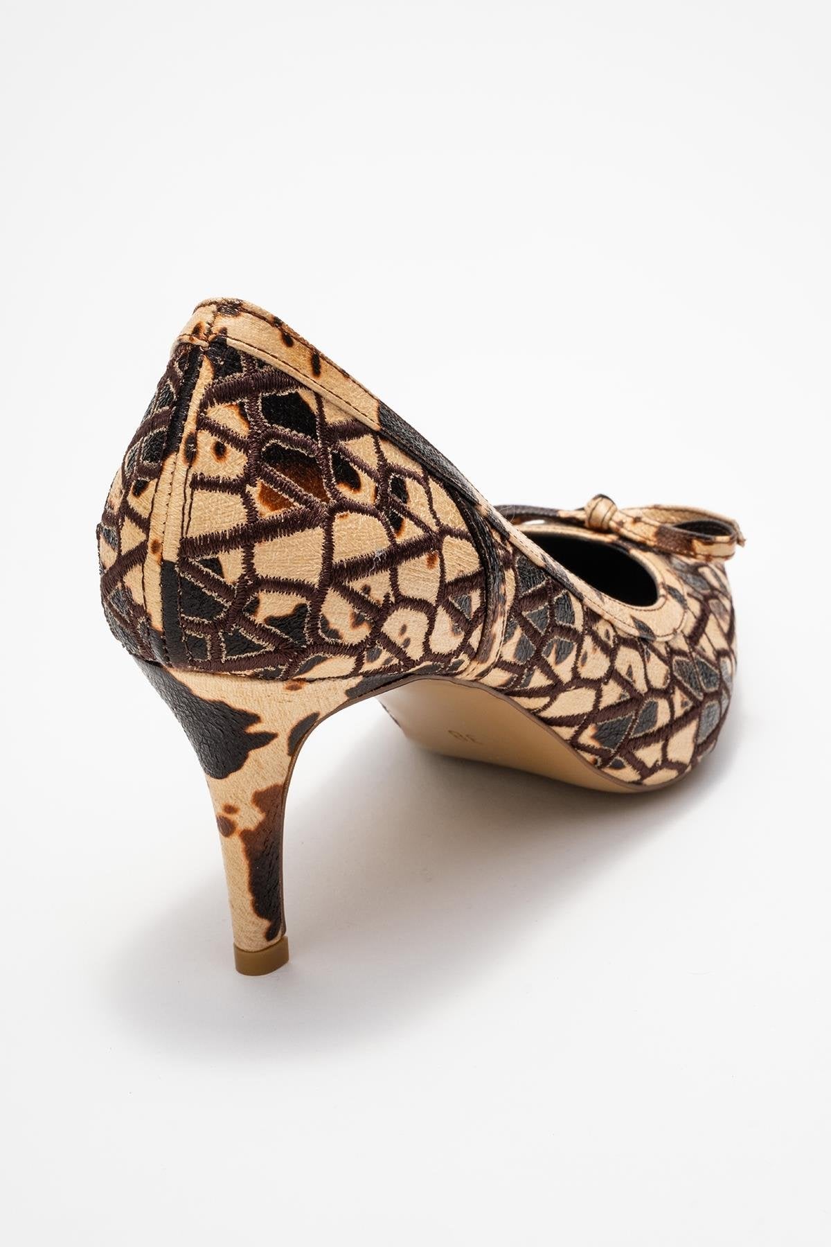 Camden - Zapato de salón con lazo y puntera abierta con estampado beige (Mujer)
