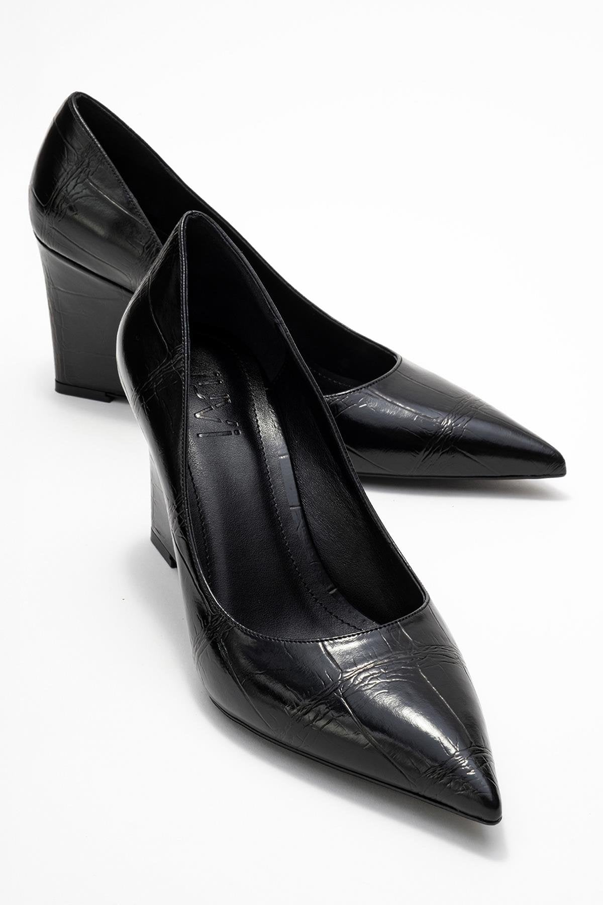 Puera - Zapatos de tacón de cuña estampados en negro con punta en pico (Mujer)