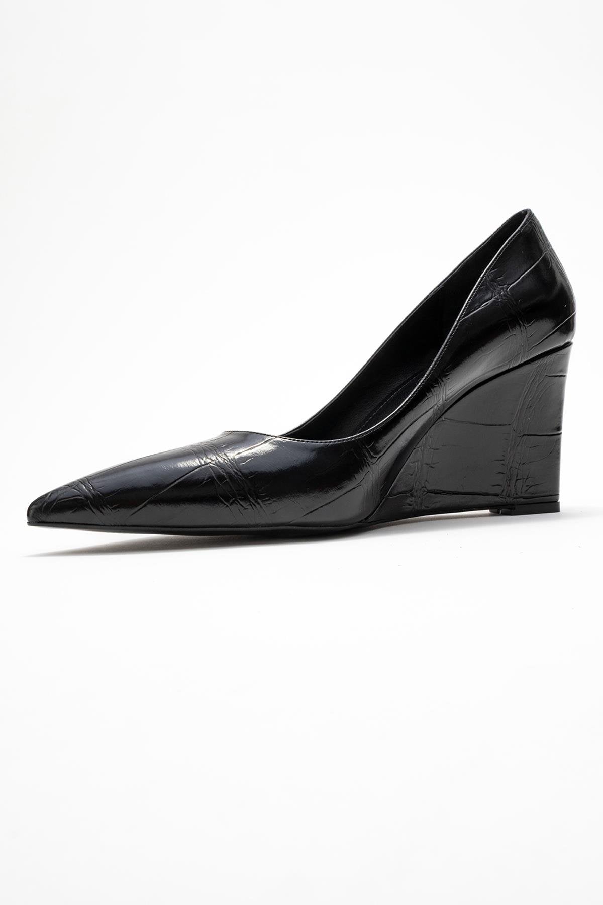 Puera - Zapatos de tacón de cuña estampados en negro con punta en pico (Mujer)