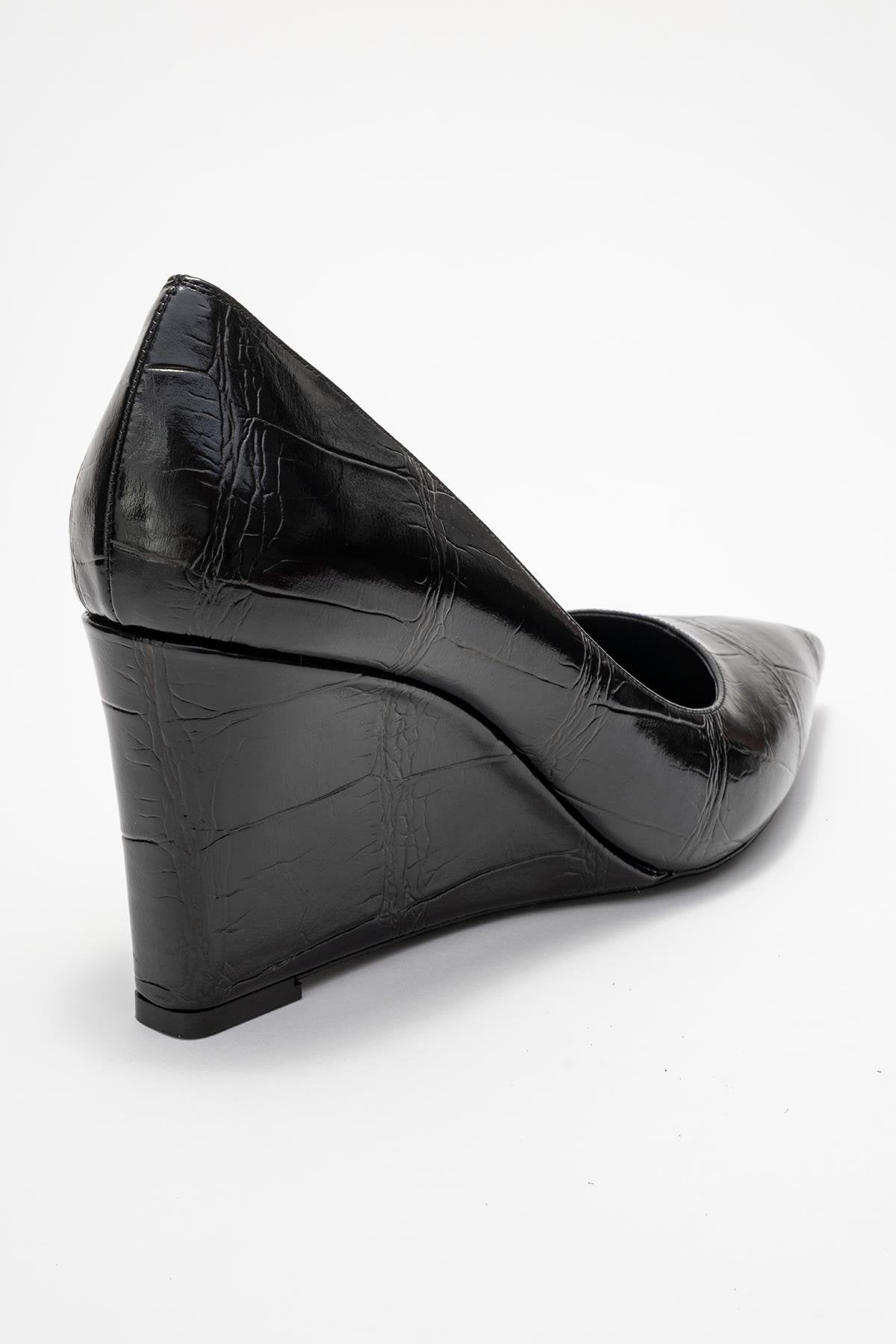 Puera - Zapatos de tacón de cuña estampados en negro con punta en pico (Mujer)