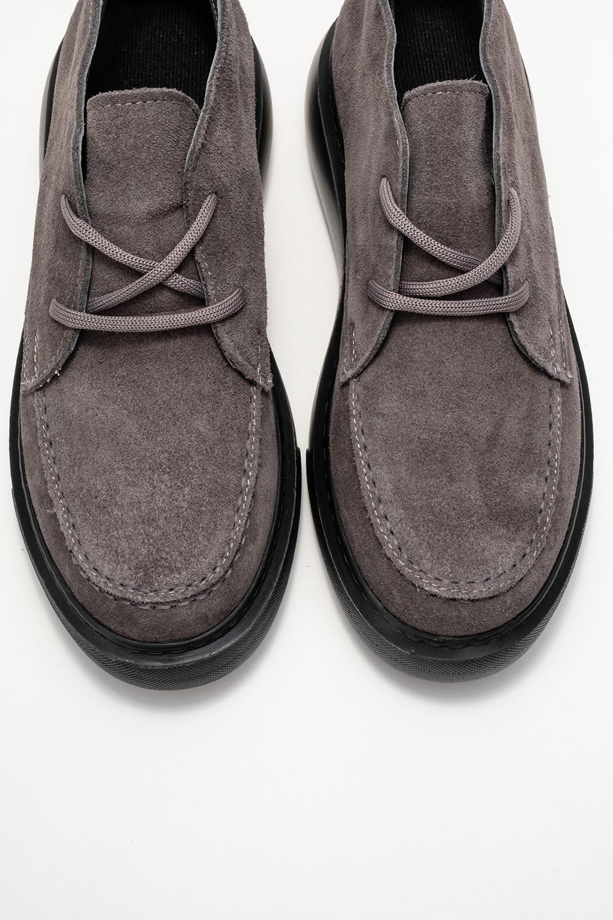 Lilya - Bota Chukka de ante gris (mujer)