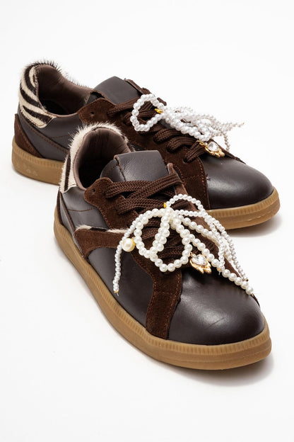 Taren - Zapatillas de cuero marrón con hebilla de perlas (mujer)