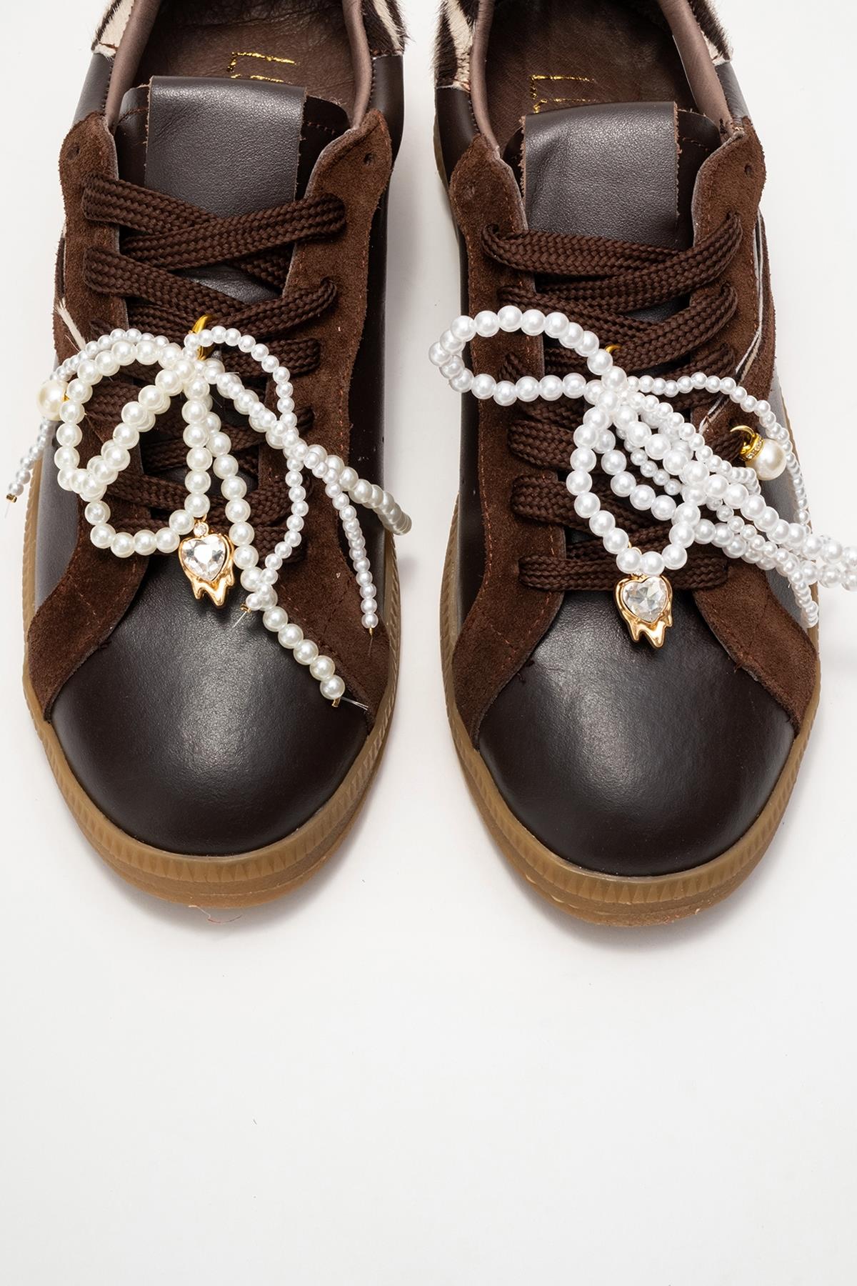 Taren - Zapatillas de cuero marrón con hebilla de perlas (mujer)