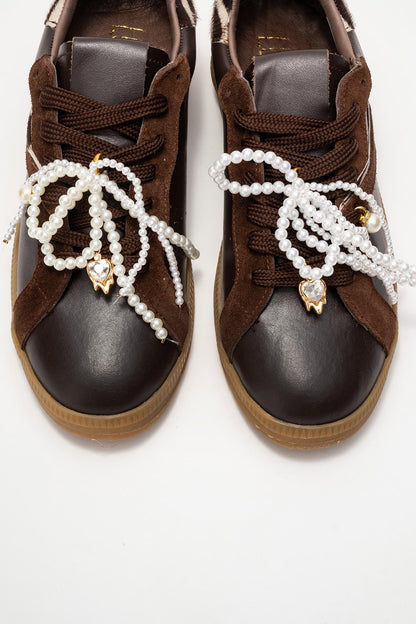 Taren - Zapatillas de cuero marrón con hebilla de perlas (mujer)