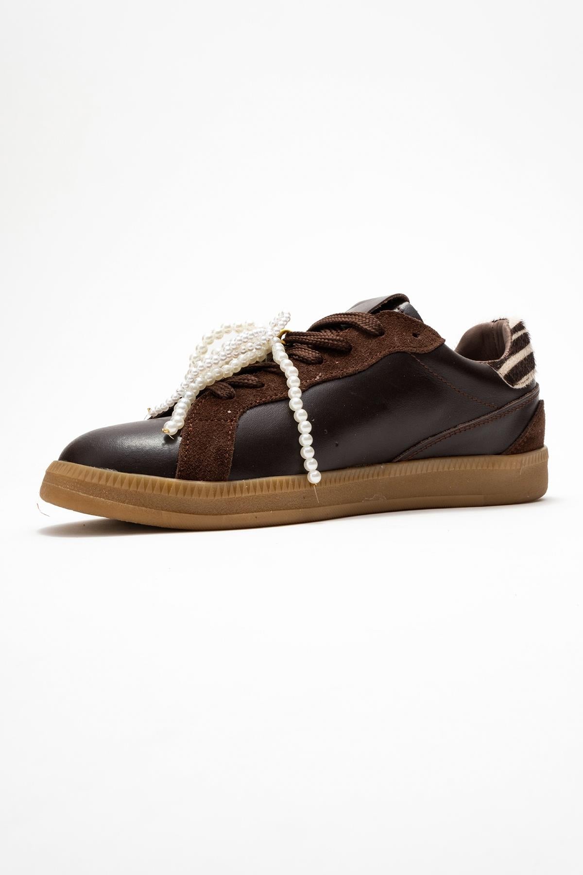 Taren - Zapatillas de cuero marrón con hebilla de perlas (mujer)