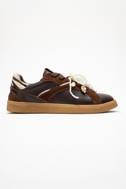 Taren - Zapatillas de cuero marrón con hebilla de perlas (mujer)