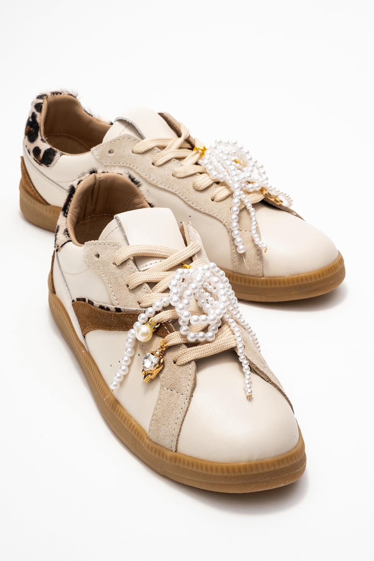 Taren - Zapatillas de cuero beige con hebilla de perlas (Mujer)