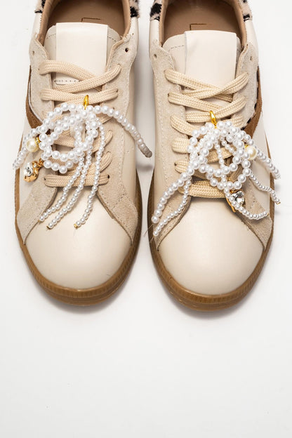 Taren - Zapatillas de cuero beige con hebilla de perlas (Mujer)