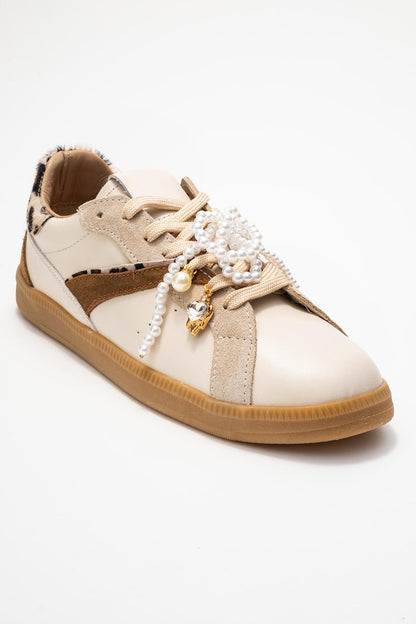 Taren - Zapatillas de cuero beige con hebilla de perlas (Mujer)