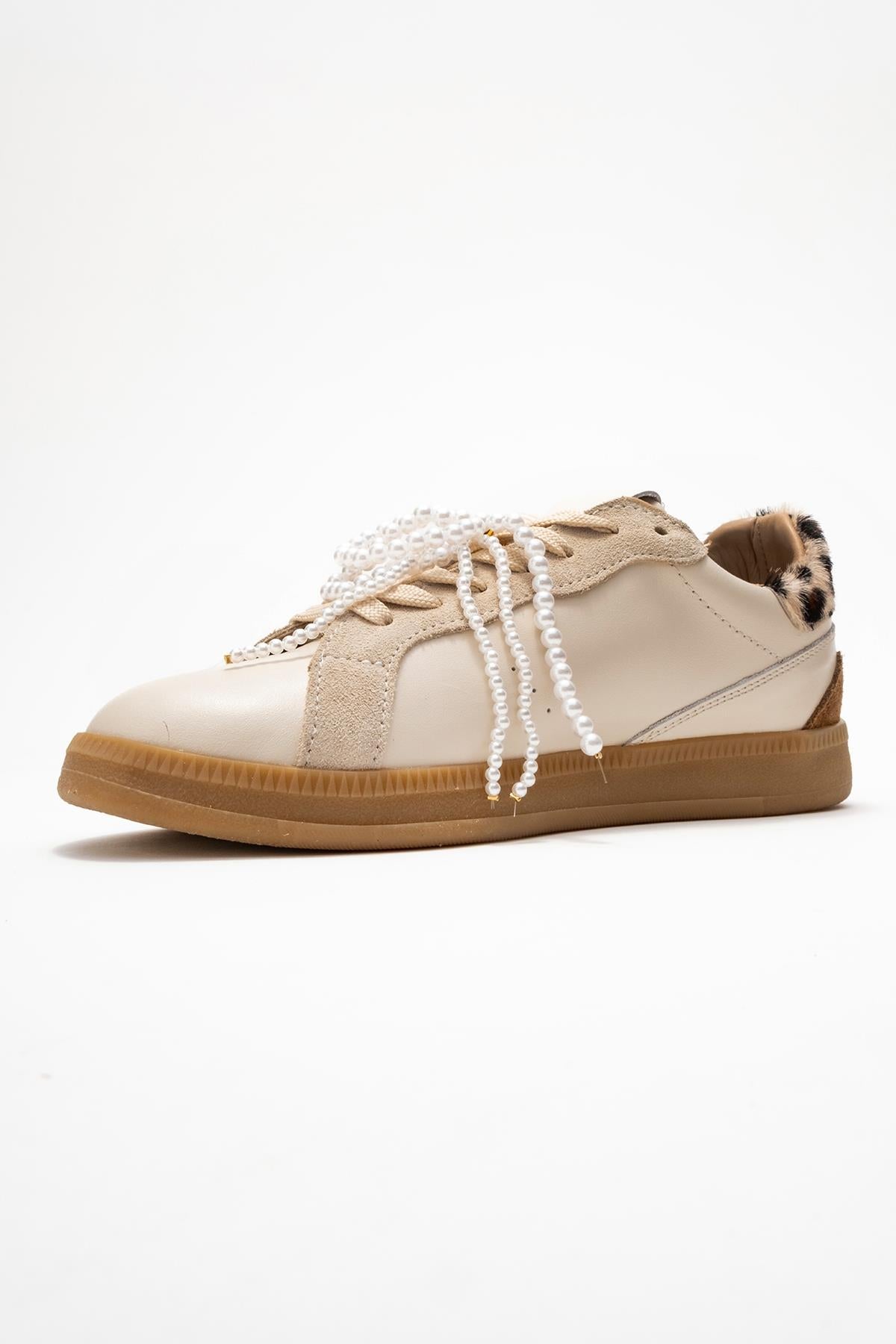 Taren - Zapatillas de cuero beige con hebilla de perlas (Mujer)