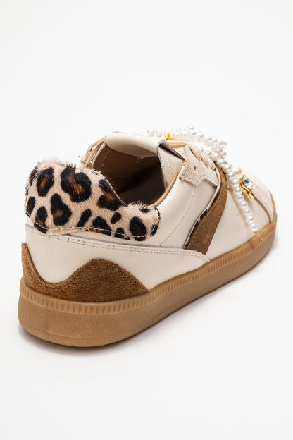 Taren - Zapatillas de cuero beige con hebilla de perlas (Mujer)
